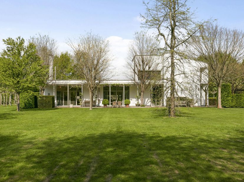 Deze architecturale zonevreemde villa laat uw hart ongetwijfeld sneller slaan met een uitzonderlijk gevoel voor evenwicht en precisie. De hoge plafond