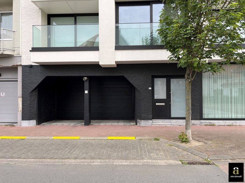 Deze parkeerplaats bevindt zich op -1 in een appartementsgebouw gelegen op de hoek van de Zonnelaan met de Jozef Nellenslaan, vlakbij het Casino. Ze i