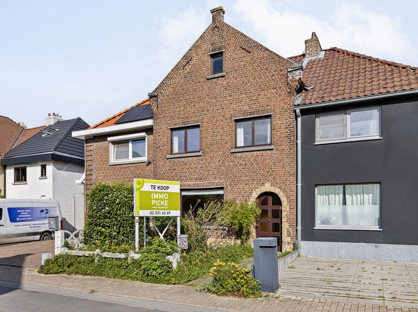 Immo Pické biedt U deze gunstig gelegen woning aan gelegen in de nabijheid van alle faciliteiten (scholen, winkels, invalswegen, openbaar vervoer,...)