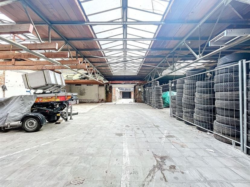 Entrepôt arrière +/-420m² - Possibilité d&#039;utiliser en Parkings/Garages. - Actuellement loué à 1100€/mois pour stock de pneus. - Anciennement occupé pa