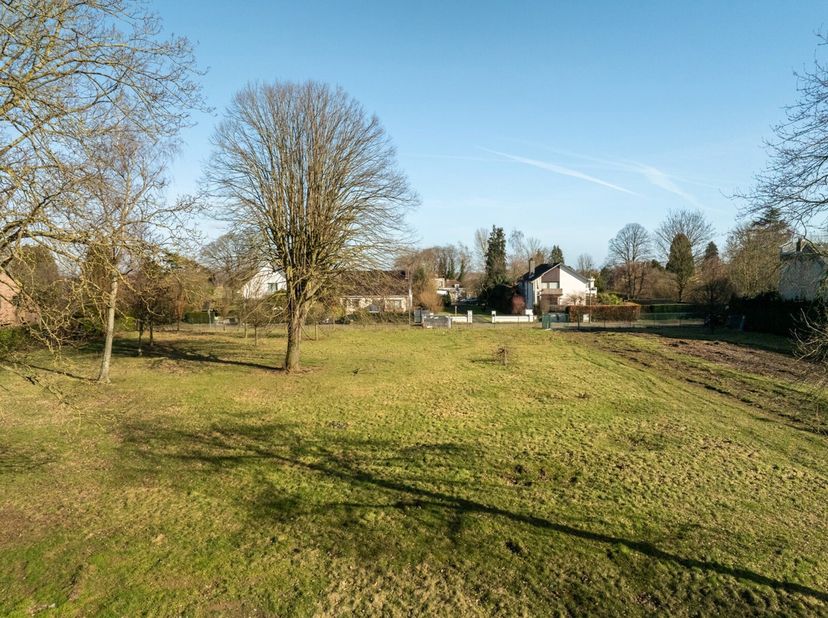 Terrain de construction exclusif de pas moins de 11are89ca avec une orientation parfaite (sud-ouest).  Libre de tout entrepreneur et architecte.À deux