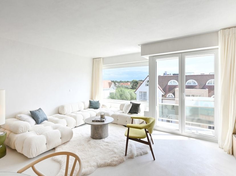 Ontdek dit prachtig gerenoveerde 3-slaapkamerappartement gelegen in het bruisende hart van het Zoute, met zicht op de Kustlaan en de minigolf.&lt;br /&gt;
H