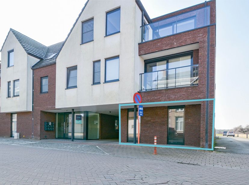 Dit gelijkvloers twee slaapkamer appartement met zuidwest georiënteerde tuin is gelegen in residentie &#039;De Broderie&#039; in de dorpskern van Gits en beschi