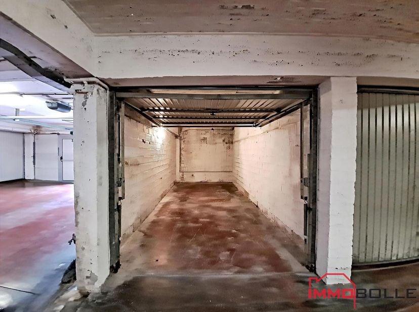 Op een steenworp van het metrostation Beaulieu en vlakbij alle voorzieningen, te koop gesloten garagebox nr. 7 van +/- 13m² (2,41 x 5,30) in de kelder
