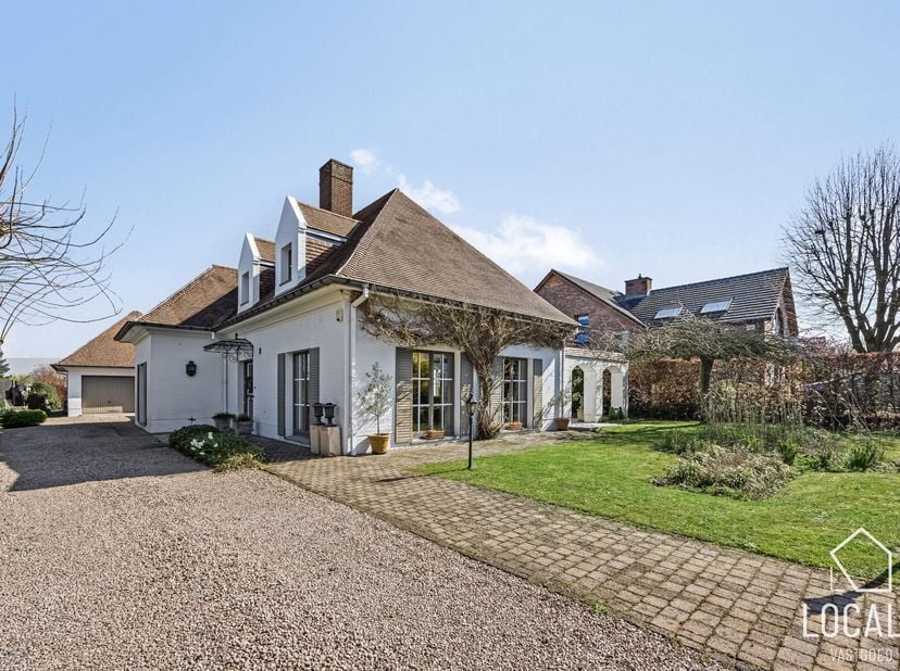 Villa parfaitement entretenue avec une surface habitable brute de 267,5 m². Le double garage, le grenier principal, le grenier du garage, la salle de