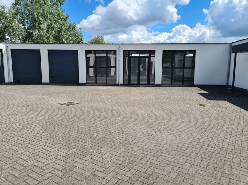 Op een boogscheut van centrum Aartselaar met een vlotte verbinding naar A12 en doorsteek naar E19 tref je dit commercieel pand.&lt;br /&gt;
Te gebruiken als