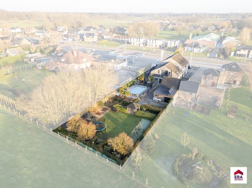 Handelspand met woonst op 1.682 m²  tal van opties!Ligging: Dit handelspand met woonst bevindt zich op een strategische locatie langs de Knokkebaan in