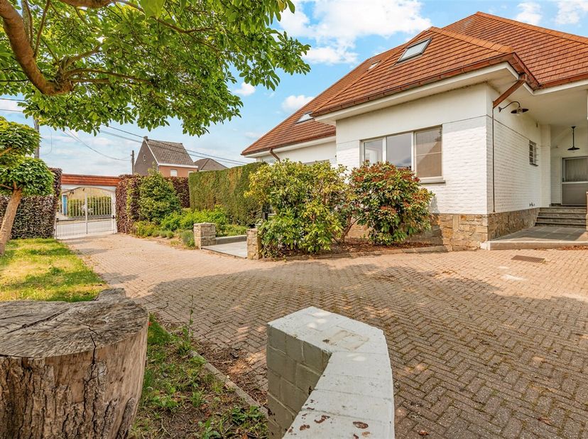 Afspraak BEZOEKDAG TELEFONISCH via Jari Wante op 0470/21.14.82.&lt;br /&gt;
Deze villa biedt een uitzonderlijke woonervaring op een perceel van 1.451 m², id