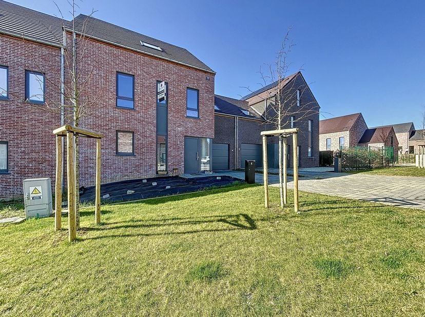 Ontdek deze prachtige woning met 5 slaapkamers, gebouwd in 2023, die comfort en functionaliteit combineert, gelegen in een gewilde woonwijk. (kleine B