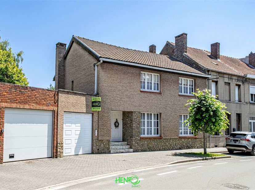 Vaste maison 3 façades avec jardin et garage.&lt;br /&gt;
Située à proximité immédiate du centre-ville et de toutes les commodités, cette jolie maison 3 faç