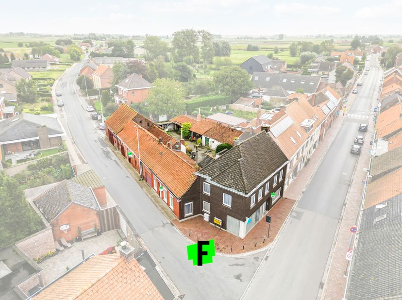À Roesbrugge (Poperinge), se trouve cette spacieuse habitation avec espace de stockage! Cette maison d&#039;angle est située entre la Prof. Rubbrechtstraat