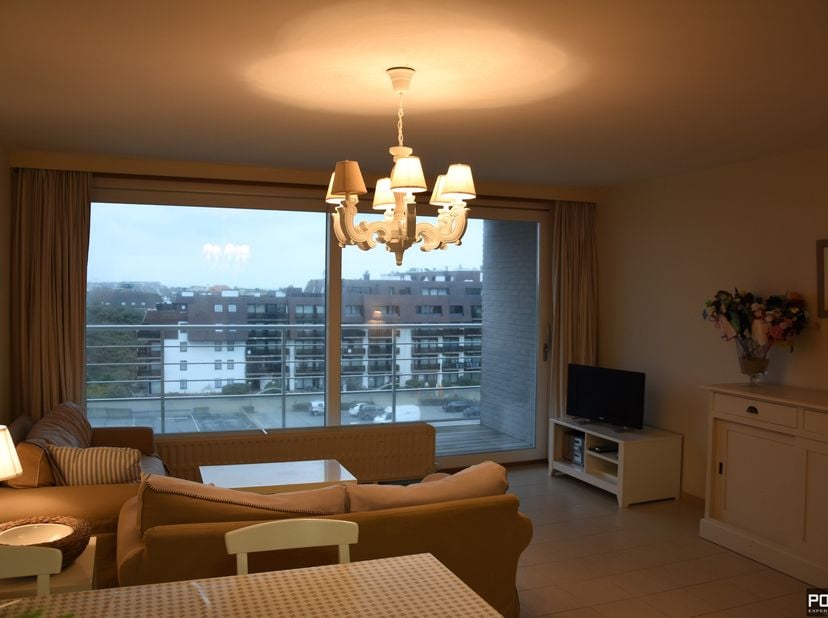 Intapklaar appartement te huur te Oostduinkerke met 2 slaapkamers. Indeling: inkom, ruime leefruimte met open volledig geïnstalleerde keuken uitgevend