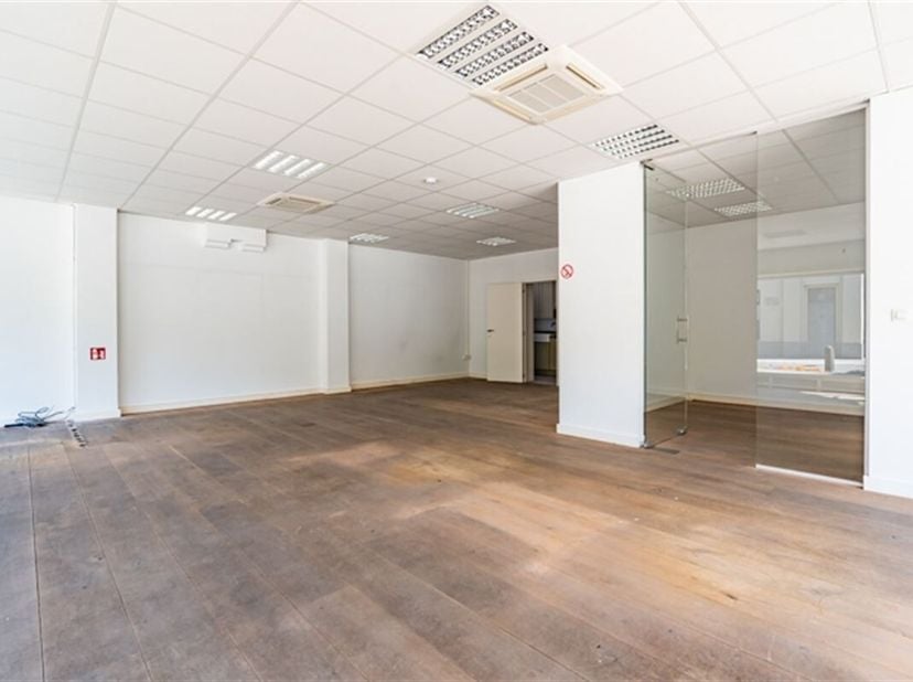 Gunstig gelegen handelsruimte van 91 m² met mogelijkheid als kantoor of winkelruimte.&lt;br /&gt;
* Winkelruimte 67,21 m²&lt;br /&gt;
* Bureau 15 m²&lt;br /&gt;
* Keuke