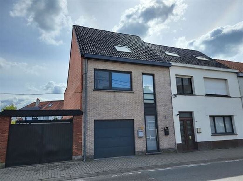 RUIM EN GEZELLIG DUPLEX-APPARTEMENT 104M² MET 2 SLAAPKAMERS EN TERRAS 12M².&lt;br /&gt;
 1ste verdieping - ligging in kleinschalige residentie nabij centrum