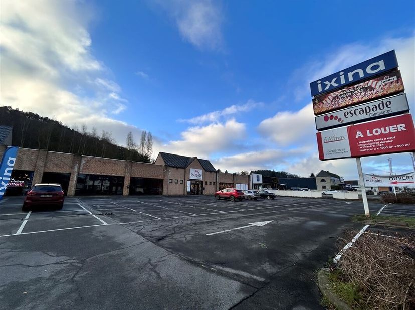 Située rue Joseph Wauters à Ben-Ahin, le long d&#039;une artère très fréquentée, dans une zone commerciale extrêmement bien placée nous proposons à la loca