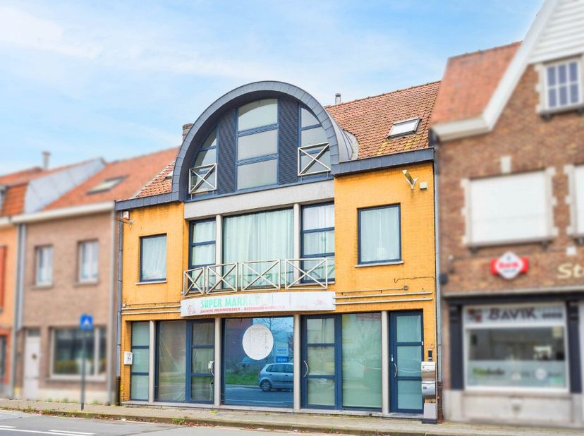 Ontdek dit veelzijdige handelspand met woonst, een unieke kans voor wie wonen en werken wil combineren, of voor investeerders die zoeken naar een rend