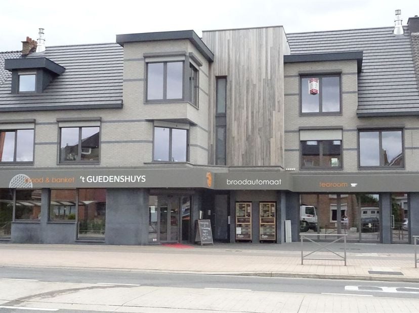 Tweeslaapkamerappartement gelegen (tweede verdieping links) in het centrum van Paal, tegenover bushalte, dichtbij scholen en op- en afrit autostrade E