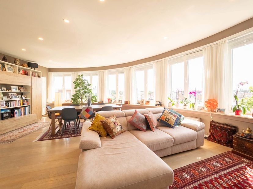 STOKKEL: Prachtig appartement in perfecte staat met een woonoppervlakte van 100m², op de bovenste verdieping van een kleinschalig appartementencomplex