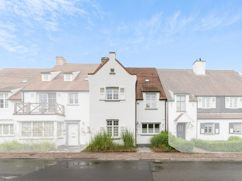 UITZONDERLIJK: Zeer gezellige ongemeubelde woning met 4 slaapkamers op enkele passen van het Oosthoekplein!&lt;br /&gt;
Indeling: Inkomhal met gastentoilet,