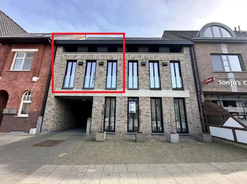 Dit ruime triplexappartement bevindt zich op de eerste verdieping van een recente, goed onderhouden residentie, centraal gelegen in de dorpskern.&lt;br /