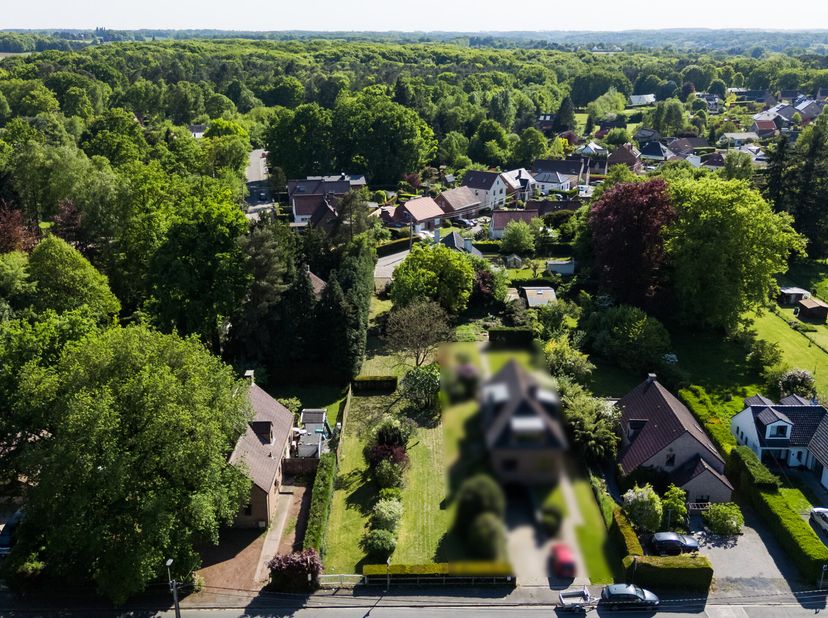 RIXENSART, entre le centre et le quartier de Bourgeois, beau TERRAIN A BÂTIR de 9 ares 80ca ! Plat et idéalement orienté Sud-S/O, il se destine parfai