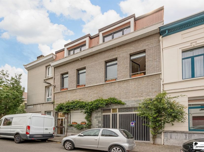 Maison prête à déménager avec garage, sous-sol élevé et terrasse sur le toit dans le vieux Berchem&lt;br /&gt;
Cette spacieuse maison de ville (environ 200m
