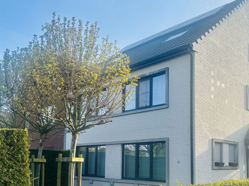 Op zoek naar een moderne, ruime gezinswoning op een rustige locatie en vlakbij het centrum van Hasselt? Dit huis biedt het allemaal: groen uitzicht, v