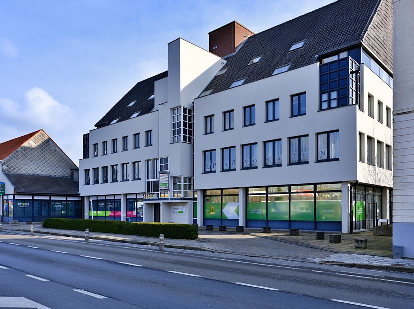 Espace de bureau prêt à l&#039;emploi (200 m²) avec une belle visibilité le long de la Baron Ruzettelaan.&lt;br /&gt;
Disposition: &lt;br /&gt;
- Entrée et bureau pays