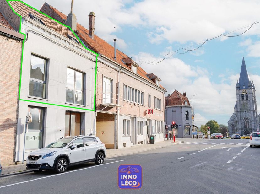Au premier étage : Spacieuse et lumineuse pièce de vie de 31m² (salon, salle à manger), cuisine attenante de 19m² avec coin repas, salle de bains (dou