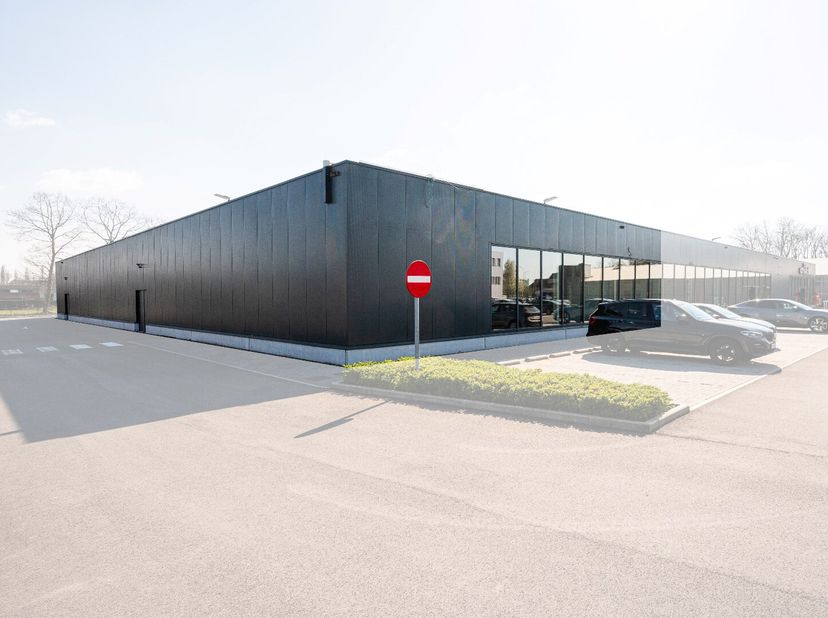 Algemeen&lt;br /&gt;
Op zoek naar een commerciële ruimte met ruimte, bereikbaarheid én sterke buren? Deze baanwinkel van ca. 1.176 m² bevindt zich op een st