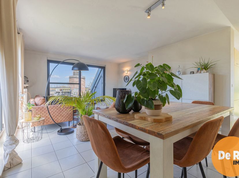 BAMBRUGGE - Instapklaar appartement met 2 slaapkamers en groot zonnig terras&lt;br /&gt;
Dit goed onderhouden gebouw is gelegen nabij een bushalte, scholen,