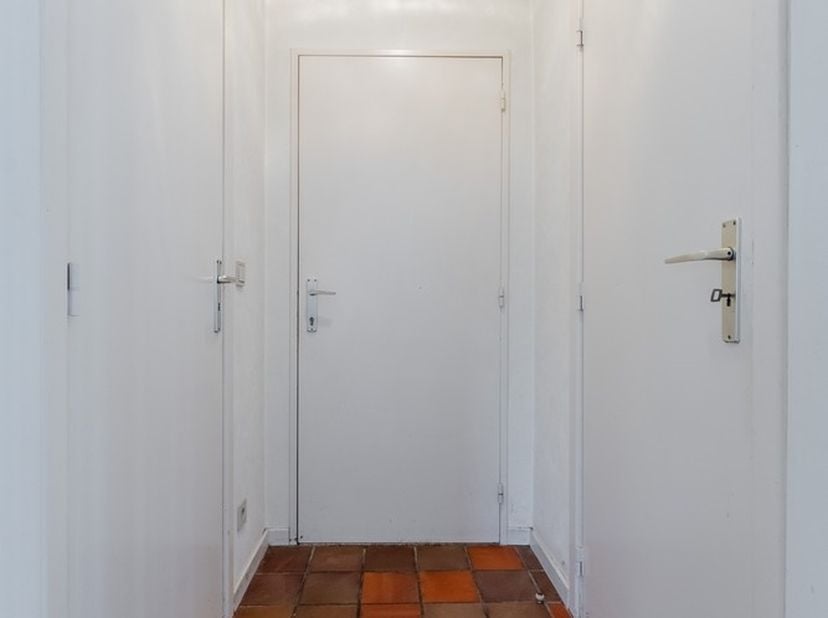 Dit appartement vinden we terug in de Nieuwstraat 18/3 te Pelt. Het appartement bevindt zich op de eerste verdieping en is bereikbaar via trap en lift