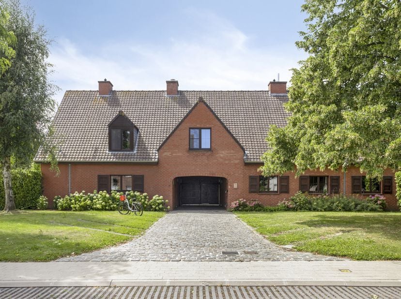 Op een toplocatie in een rustige, residentiële buurt van Roeselare vind je deze uitzonderlijk ruime open bebouwing of kangoeroewoning, gebouwd in 1976