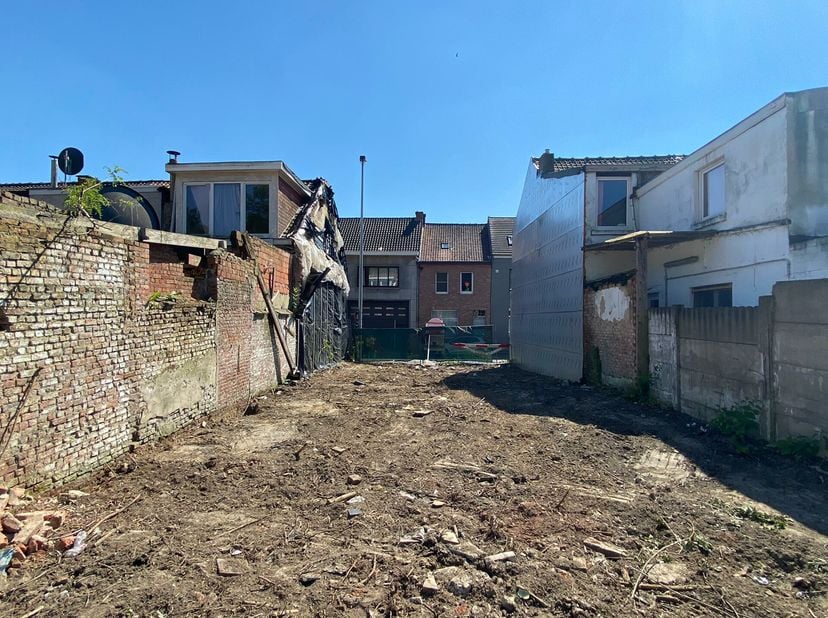Le terrain (142m²) est adapté aux bâtiments fermés avec garage intérieur. &lt;br /&gt;
Largeur de façade: 8m &lt;br /&gt;
Profondeur de construction: &lt;br /&gt;
- rez