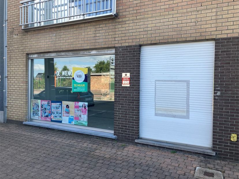 Dit handelspand is centraal gelegen in de buurt van het sportcomplex van Torhout. Er is openbare parkeergelegenheid aan de overkant van de straat en d