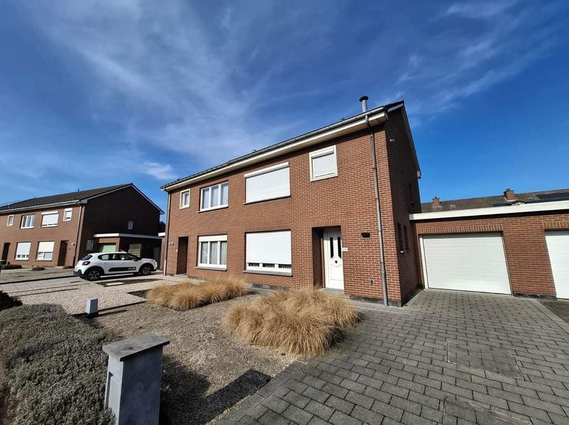 Cette charmante maison, construite en 1974 et rénovée en 2020, est située au 18, Sint-Romboutsweg à Steenokkerzeel.&lt;br /&gt;
Avec une surface habitable d