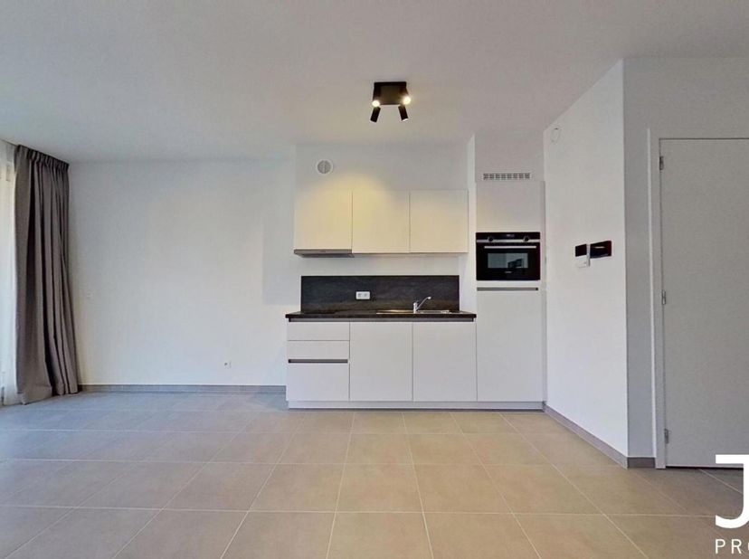J&amp;J Properties presenteert deze prachtige moderne studio, gunstig gelegen nabij tal van winkels en openbaar vervoer.&lt;br /&gt;
Het appartement bestaat uit