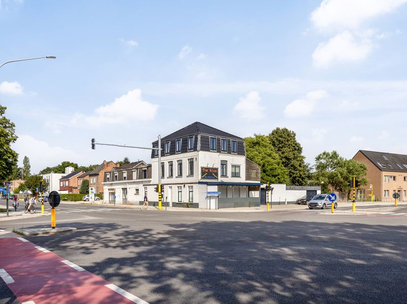 Dit unieke handelspand op zicht locatie kent de volgende indeling: &lt;br /&gt;
HANDELGELIJKVLOERS: &lt;br /&gt;
- U kan de gelagzaal van ca 100 m² op verschillen