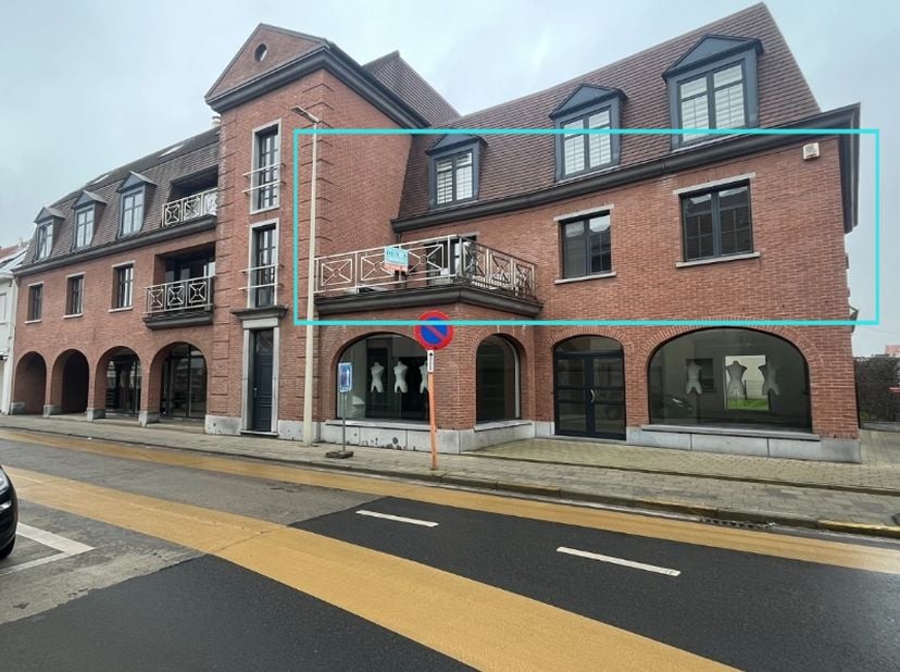 Lichtrijk appartement gelegen op de eerste verdieping van een prachtige residentie in het centrum van Sleidinge.&lt;br /&gt;
Het appartement is gelegen op w
