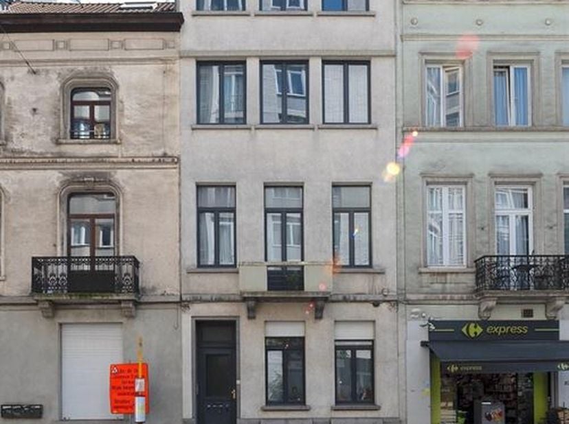 Appartement spacieux et lumineux d&#039;une chambre au deuxième étage d&#039;une petite copropriété située dans un endroit privilégié. Hall d&#039;entrée avec toilet