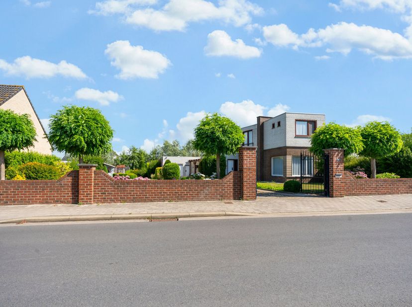 Unieke woning op groot perceel mét garage en werkplaats in Wevelgem!&lt;br /&gt;
Op zoek naar ruimte, rust én potentieel? Dan is deze uniek gelegen woning o