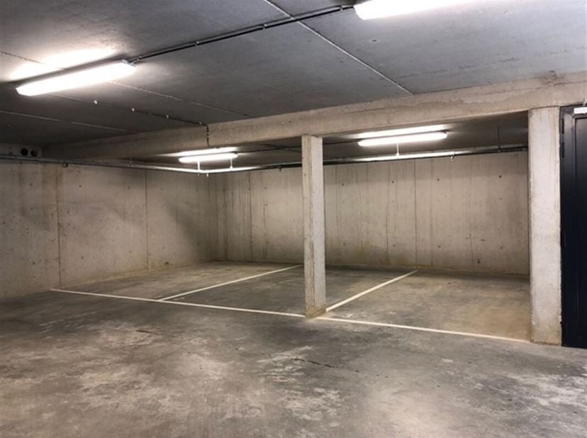 Ondergrondse staanplaats - dus geen garagebox. &lt;br /&gt;
algemene onkosten : 5,61eur/maand