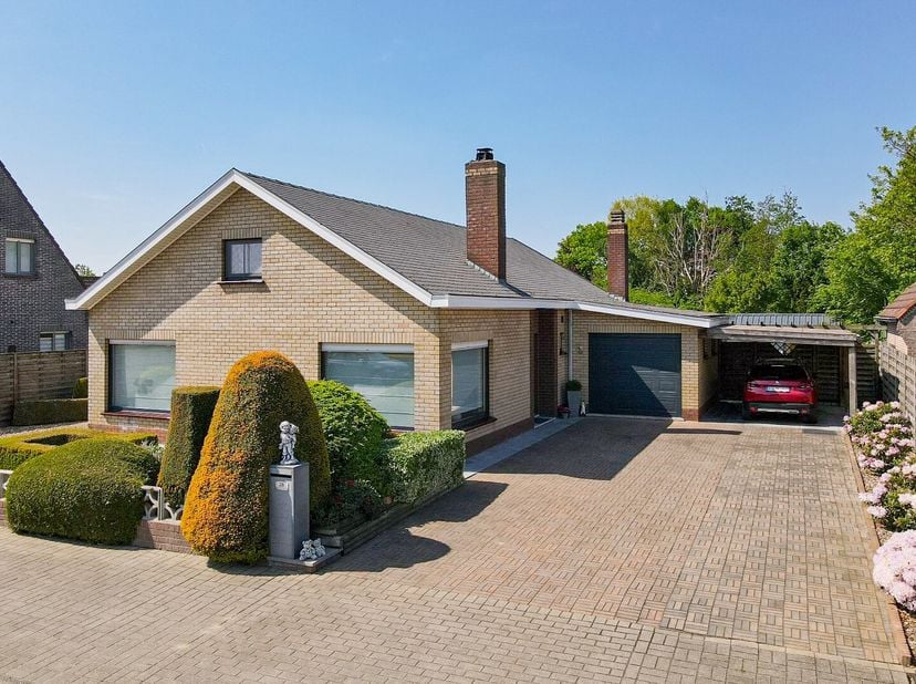 Deze charmante gelijkvloerse woning bevindt zich in een rustige omgeving op een mooi en verzorgd perceel. De ruime en lichtrijke woonkamer vormt samen