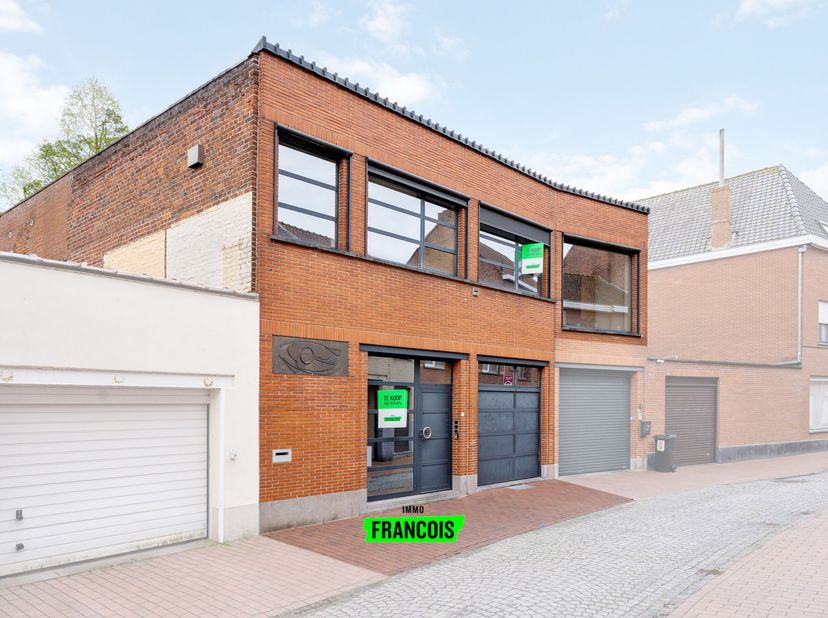 In centrum Poperinge, op wandelafstand van alle nodige voorzieningen bevindt zich deze zeer goed onderhouden woning. Deze bel-étagewoning is geen stan