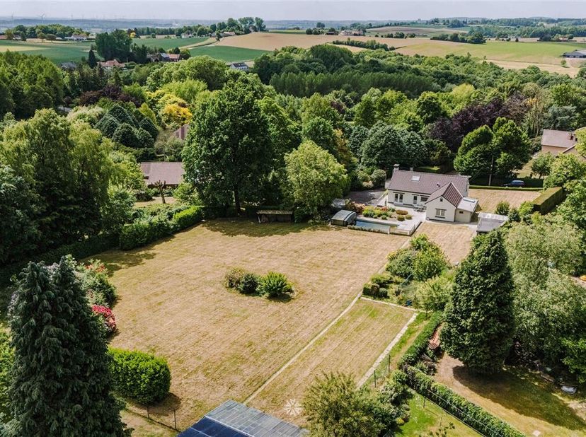SAINT-SAUVEUR - Vous êtes à la recherche d&#039;une maison de campagne à rénover avec un vaste jardin ? &lt;br /&gt;
Cette opportunité est peut-être pour vous !&lt;