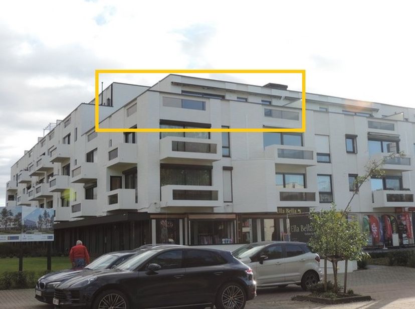 Dit mooi afgewerkt appartement is gelegen op de derde verdieping en is zowel bereikbaar per lift als per trap. Het appartement heeft een bewoonbare op