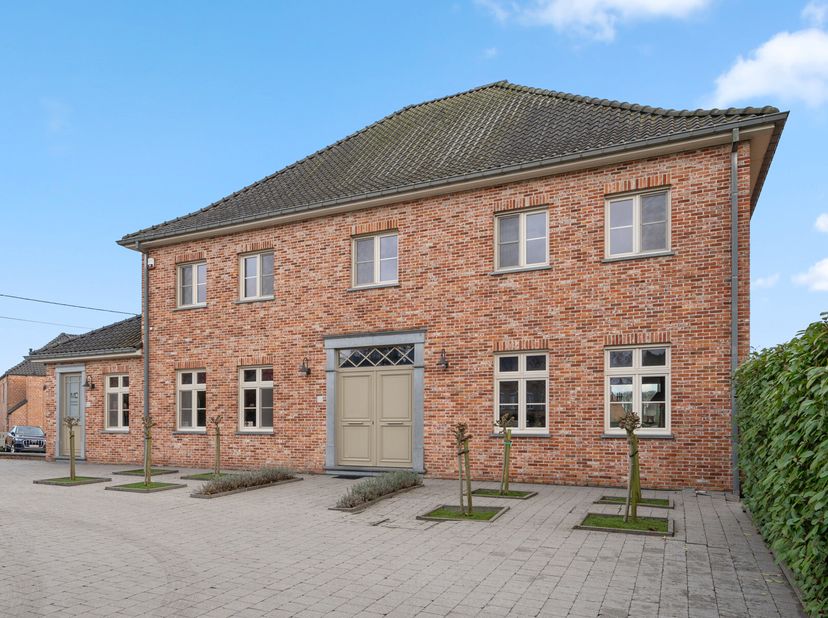 Ontdek deze prachtige villa met aparte kantoorruimte, goed voor maar liefst 565 m² bewoonbare oppervlakte, gelegen op een perceel van 14,06 are. De wo