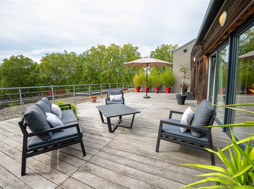 Disposant d&#039;une jolie vue dégagée sur un parc du centre ville, cet appartement situé au dernier étage d&#039;une résidence de standing offre une superficie