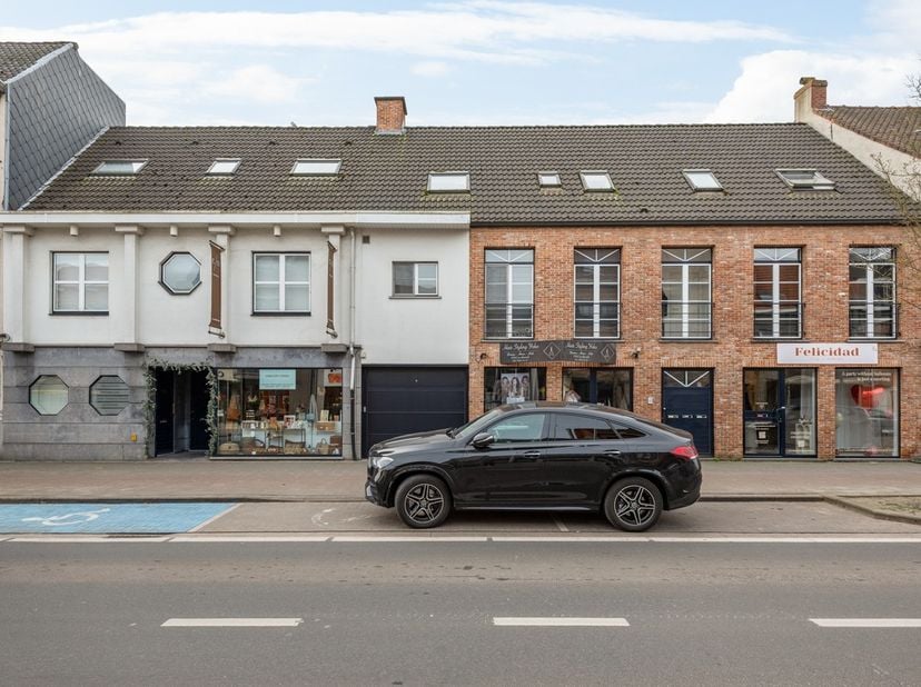 Op een toplocatie qua zichtbaarheid en bereikbaarheid, biedt dit opbrengsteigendom een uitstekende kans voor investeerders die op zoek zijn naar een z