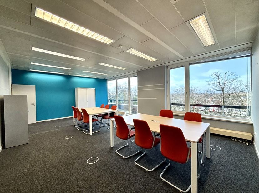 Vous recherchez un espace de bureau de haute qualité à un emplacement stratégique au sein du Ring de Hasselt? Nous proposons 600 m² de bureaux au quat